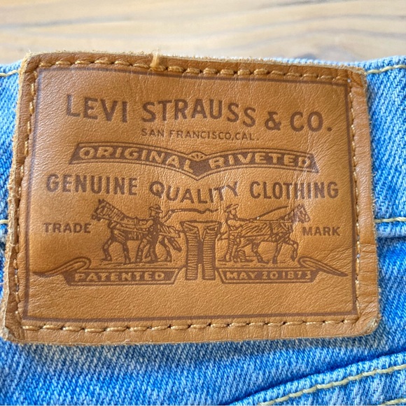 LEVIs Ribcage Short Distressed Frayed  Button Fly Shorts Womens 28 - Picture 5 of 15